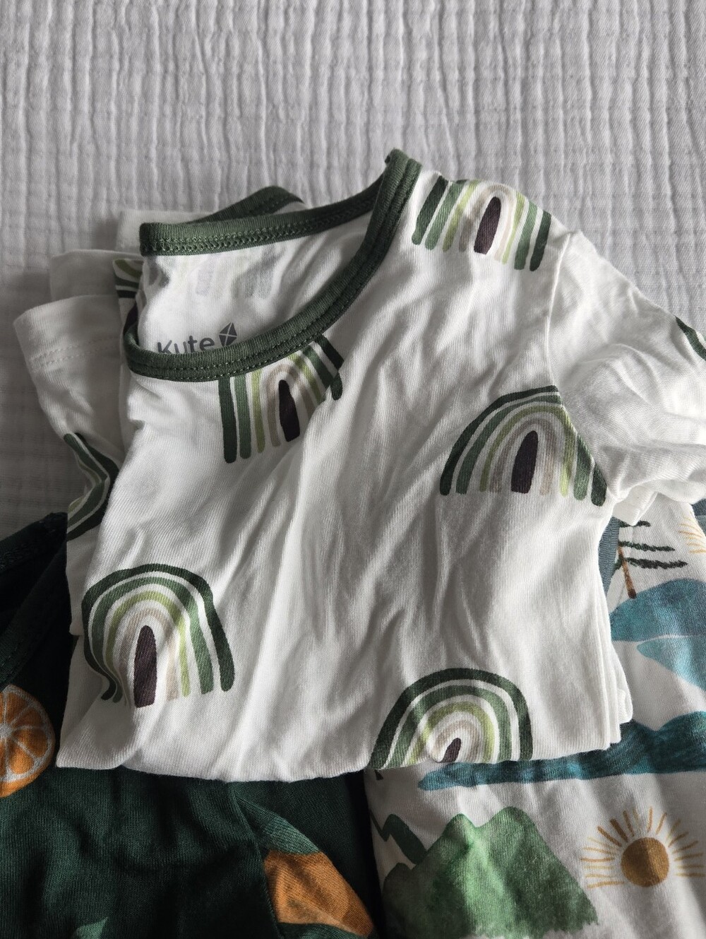 Kyte Baby Short Sleeve & Shorts Pajama Set in Hunter Rainbow — 3T | EUC